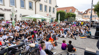 Massenbetroffenheit auf dem Schlossplatz in Schwetzingen: Viele Fußballfans verfolgen hier das Spiel Deutschland gegen Spanien (1:2). Nach den Toren für Spanien ist es sehr ruhig hier.