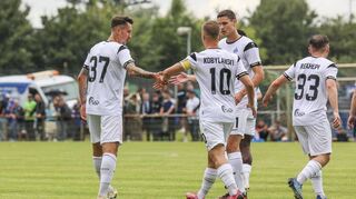 Adrian Fein (links) eröffnete den Torreigen beim Kreisligisten SC Käfertal. Der Gastspieler zeigte zuletzt auch im Training seine Qualitäten und soll nun einen Vertrag bekommen.