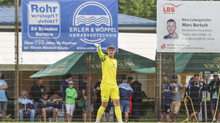 Torwarte Malwin Zok vom SV Waldhof Mannheim ordnet seine Mitspieler beim Testspiel gegen den SC Käfertal.