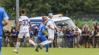 Julian Rieckmann vom SV Waldhof Mannheim im Duell am Ball beim Testspiel gegen SC Käfertal.