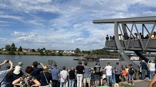 Interessiert verfolgen die Menschen auf der Ladenburger Festwiese die Reise des ausgemusterten U-Boots U17 auf dem Neckar.