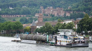 Vor historischer Kulisse hat das U-Boot U17 in Heidelberg festgemacht.