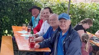 Bundestagsabgeordneter Olav Gutting (M.) schaut bei der SCG vorbei.
