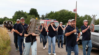 Der Spielmannszug der Feuerwehr Reilingen begleitet die Kutsche der frisch gekrönten Hoheiten zum Festzelt und kündigt deren Regentschaft an.