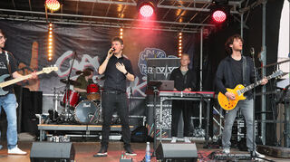 Die Band "Revived" v.l.: Benedict Fischer (Bass), Nicolas Ernst (Schlagzeug), Tobias Ernst (Sänger), Joel Hoffmann (Keyboard) und Matthew Fischer (Gitarre)