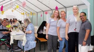 Freuen sich zusammen mit den Besuchern über ein gelungenes Sommerfest im B+O-Seniorenzentrum (v. r.): Eugene Teniente vom Ambulanten Pflegedienst, die Leitende Hygienebeauftragte Sylvia Pliskat, Sozialdienstleiterin Petra Ammann und die Leiterin Tagespflege Sabrina Walter.
