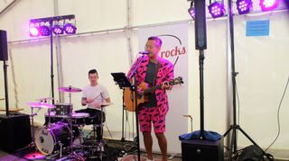 Athideth „Athi“ Sananikone singt und spielt Gitarre am Festwochenende.