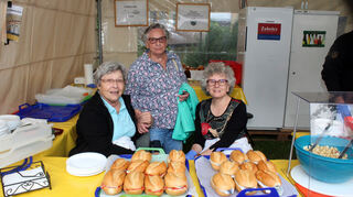 Für den Nachschub beispielsweise an leckeren Fischbrötchen sorgen Gabriele Berger (v. l.), Rosalinde Staib und Sabine Ebner von der Kolpingfamilie.