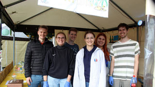 Bei den KjG-Aktiven Jonathan (v.l.), Lara, Dominik, Marie, Franz und Axel gibt es leckere Cocktails.