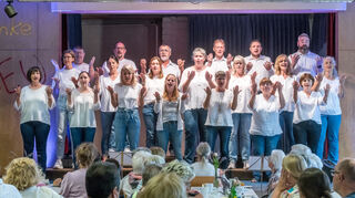 Der Gospelchor Da Capo unter der Leitung von Gaby Weissmann gibt einige Stücke zum Besten.