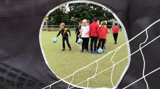 Darf bei keinem Fußballwettbewerb für Kinder fehlen: die Torwand. Bei der Kooperation von Sportverein und Schule zeigen sich die Kinder treffsicher.