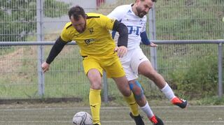 Badenia-Routinier Johann Sitnikov (gelb) möchte durch seinen Einsatz, wie hier im Spiel gegen SV 98 II, dazu beitragen, die erste Runde im Pokalwettbewerb zu überstehen.