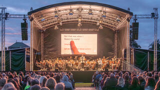 Es ist etwas ganz Besonderes: Karaoke mit großem Orchester und viel Publikum im Schlossgarten.
