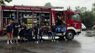 Viel Wasser von oben gibt es beim Fest zum 50. Geburtstag der Ketscher Jugendfeuerwehr, doch davon lassen sich weder die Mitglieder noch ihre Gäste bei der Jubiläumsfeier die Stimmung verderben.