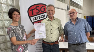 Petra Meyer von der TSG nimmt die Urkunde aus der Hand von Konrad Reiter vom BTB entgegen. Rudolf Haas (r.) hat maßgeblich bei der Bewerbung für diese Auszeichnung mitgewirkt.