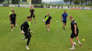 Eins, zwei, drei – wer kriegt den Ball? Die Waldhof-Profis absolvierten am Montagnachmittag ihre erste Übungseinheit im Trainingslager von Neuhofen.