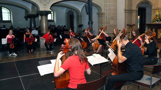 Die „Fidelflitzer“ unter Leitung von Martina Rothbauer (Zweite von links) beim Sommerkonzert der Musikschule Hockenheim in der evangelischen Kirche.