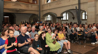Das Publikum in der evangelischen Kirche applaudiert den Musikern, die beim Sommerkonzert der Musikschule Hockenheim dabei sind.
