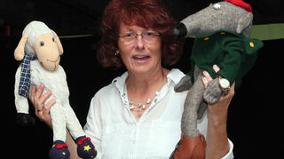 Zurück am Gauß-Gymnasium: Anke Faust, die hier „Schaf“ und „Wolf“ präsentiert, hat selbst an der Schule ihr Abitur gemacht.