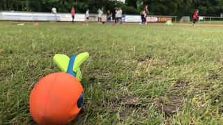 Beim Weitwurf auf dem Sportplatz des SV Rohrhof kommen unterschiedliche Geräte zum Einsatz, unter anderem heulende Wurfraketen.