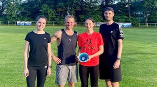 Natalie Engbarth (v. l.)stellvertr. Abteilungsleiterin Leichtathletik), Dirk Oswald (Vorstandsvorsitzender), Anne Braun, Lucas Epperlein (Trainer Leichtathletik). Bild: TSV