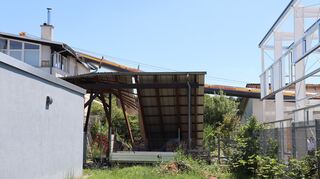 Die Nachbarn befinden sich zum Zeitpunkt der Katastrophe im Dachgeschoss ihres Wohnhauses. Nur durch Glück bleiben sie unversehrt. Der Rettungswagen kann entsprechend schnell wieder abrücken.