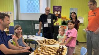 Schach fördert die Kreativität und das „Um-die-Ecke-Denken“. Zudem erlernen Kinder die Fähigkeit, Lösungen für komplexe Probleme zu finden – davon ist der Leiter der Schach-AG Norbert Blum (r.) überzeugt.