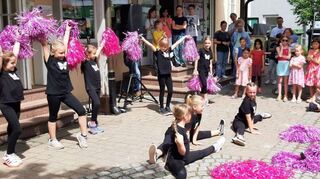 Die „Dancing Butterflies“ aus der ersten Klasse wissen zu begeistern. Mit Lehrerin Stephanie Horn haben sie zwei Tänze einstudiert.