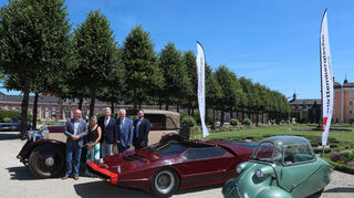 OB Dr. René Pöltl, Sandra Moritz, Hans Hedtke, Johannes Hübner und Wolfgang Gauf mit den Schmuckstücken Rolls-Royce, Sam Foose Pantera und einem Messerschmitt Kabinenroller.