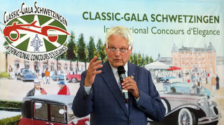 Johannes Hübner begrüßt und informiert die Presse über die Besonderheiten.
