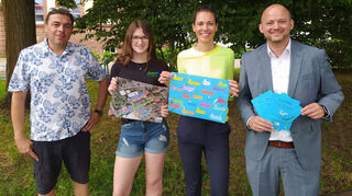 Jugendreferent Sebastian Längerer (v. l.), Sophia Schad von der Jugendbeteiligung, Isabel Heider vom Sachgebiet Schule und Jugend und Bürgermeister Pascal Seidel freuen sich auf den Kinder- und Jugendtag. Aufgenommen ist das Foto dort, wo auch die Aktionsstraße am Samstag des Ortsmittefests sein wird – zwischen Rathaus und Gemeindepark.