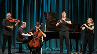Stefan Balazsovics (v.l.), Christian Fritz, Victor Plumettaz, Daniel Koschitzki und Andrea Ritter sorgen für eine tolle Vorstellung auf der Bühne.