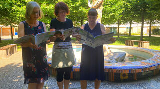 Sind von den drei Büchern der Grundschul- und Kindergartenkinder sichtlich fasziniert (v. l.): die Pädagogische Assistentin Sabine Triebskorn, Kinderbuchautorin und -illustratorin Anke Faust sowie die Rektorin der Schillerschule Dorothea Schmidt-Schulte.