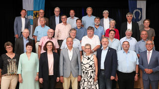 Die von Landrat Stefan Dallinger (vorne rechts) verabschiedeten Kreisräte.