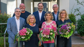 Für langjährige Gemeinderatstätigkeit geehrt: Bürgermeister Uwe Grempels (v. l.) zeichnet Axel Müller (20 Jahre), Charlotte Jung-Cron, Dr. Holger Porath, Claudia Kohpeiß (jeweils zehn Jahre), Friedbert Blaschke (35 Jahre) und Ines Schweickert (20 Jahre) mit Urkunden und Blumen aus.