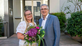 Abschied mit Dank und Blumen: Bürgermeister Uwe Grempels würdigt Sandra Fluhrers Gemeinderatsarbeit.