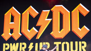 Sänger Brian Johnson tritt beim Konzert der Band AC/DC im Ernst-Happel-Stadion in Wien auf. Am Samstag, 13. Juli, spielt die Band ein Konzert auf dem Hockenheimring.