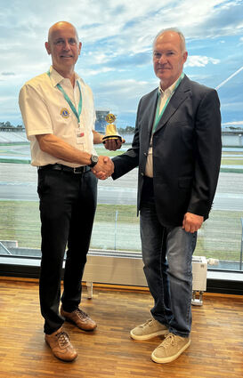 Übergabe im Motodrom: Michael Sauter (l.) übergibt das Präsidentenamt des Lions Clubs an Axel Horn.