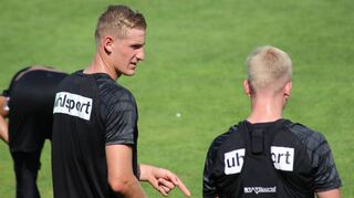 Niklas Hoffmann (links) im Gespräch mit seinem Abwehrkollegen Janne Sietan. Der 27-Jährige spielte zuletzt zwei Jahre in Österreich.