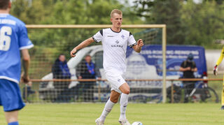 Waldhofs #6 Niklas Hoffmann am Ball beim Testspiel gegen den SC Käfertal.