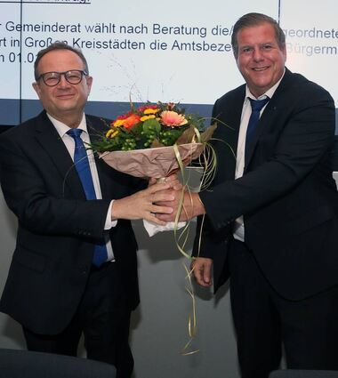 Blumen nach der Wiederwahl: OB Marcus Zeitler gratuliert Thomas Jakob-Lichtenberg (l.) im Oktober 2021.