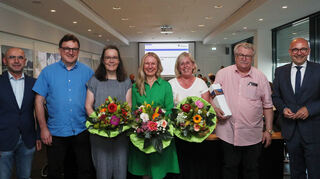 OB Dr. René Pöltl (r.) verabschiedet Haydar Sahin (v. l.) , Peter Köhler, Susanne Bertrand-Baumann, Sabine Walter, Bärbel Schifferdecker und Harald Fischer aus dem Gemeinderat.