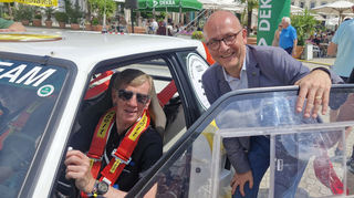 Schwetzingens Oberbürgermeister Dr. René Pöltl (r.) posiert mit Rallye-Legende Walter Röhrl auf dem Schwetzinger Schlossplatz.