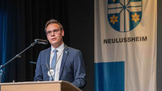 Kevin Weirether bedankt sich bei seiner Amtseinführung für das in ihn gesetzte Vertrauen und verspricht, sich mit allen Kräften für das Wohl der Gemeinde Neulußheim einzusetzen. Anschließend lud er zum geselligen Teil des Abends ein.