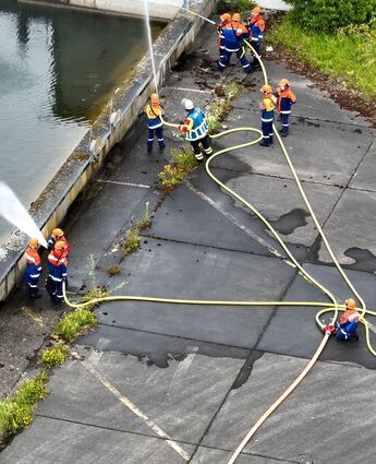 Zur Überwachung einer Einsatzstelle nutzen die Profis bei der Feuerwehr mittlerweile Drohnen mit integrierten Kameras.
