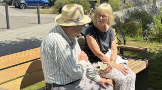 Gerhard Marsching und Elisabeth Sauer nutzen das "Schwätzbänkl" direkt.