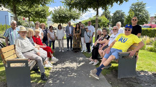 Die zwei gegenüberliegenden „Schwätzbänkl“ zieren nun die grüne Oase am Marktplatz. Bei der Einweihung geht das Konzept jedenfalls bestens auf, sodass schon eifrig miteinander geredet wird.