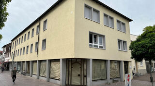 Derzeit sind die Fenster noch mit Packpapier zugeklebt. Das wird sich schon im Sommer ändern, wenn die Pfitzenmeier-Gruppe die Räumlichkeiten zum 1. August übernimmt und mit der Umgestaltung beginnt.