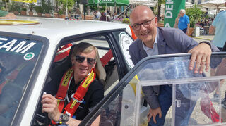 Der Schwetzinger Oberbürgermeister Dr. René Pöltl (r.) posiert mit Rallye-Legende Walter Röhrl auf dem Schwetzinger Schlossplatz.