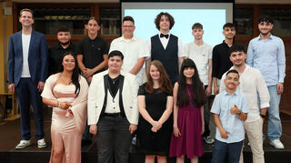 Klassenlehrer Manuel Schlosser (hinten v. l.) mit seiner Abschlussklasse: Edison Smaqi, Constantin Hauth, Niklas Huber, Nicolai Sonnleitner, Vesi Angelov, Mohammad Aljasem und Ibrahim Saadi sowie Anastasia Schmidt (vorne v. l.), Michele Patti, Selina Palmieri, Sara Leuck, Samir Jasarevic und Aleandro Agate.